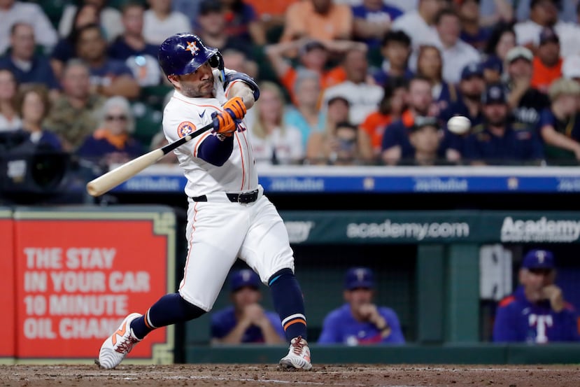 El venezolano José Altuve, de los Astros de Houston, conecta su jonrón de dos carreras contra los Rangers de Texas.