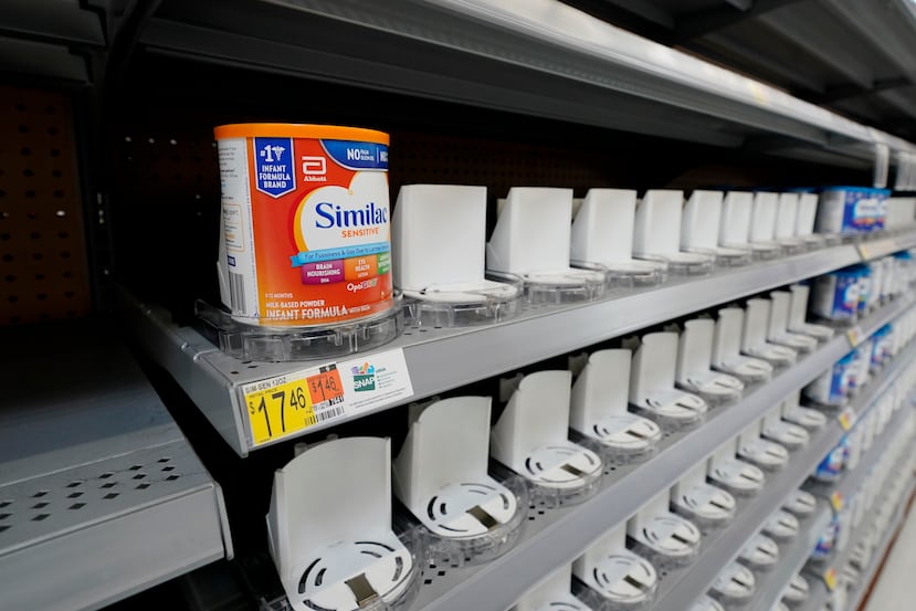 Una de las razones de la escasez de fórmula de bebé es el cierre de una fábrica productora en Michigan, que está bajo investigación de la Administración de Alimentos y Medicamentos por posible contaminación de las marcas Similac, EleCare y Alimentum.