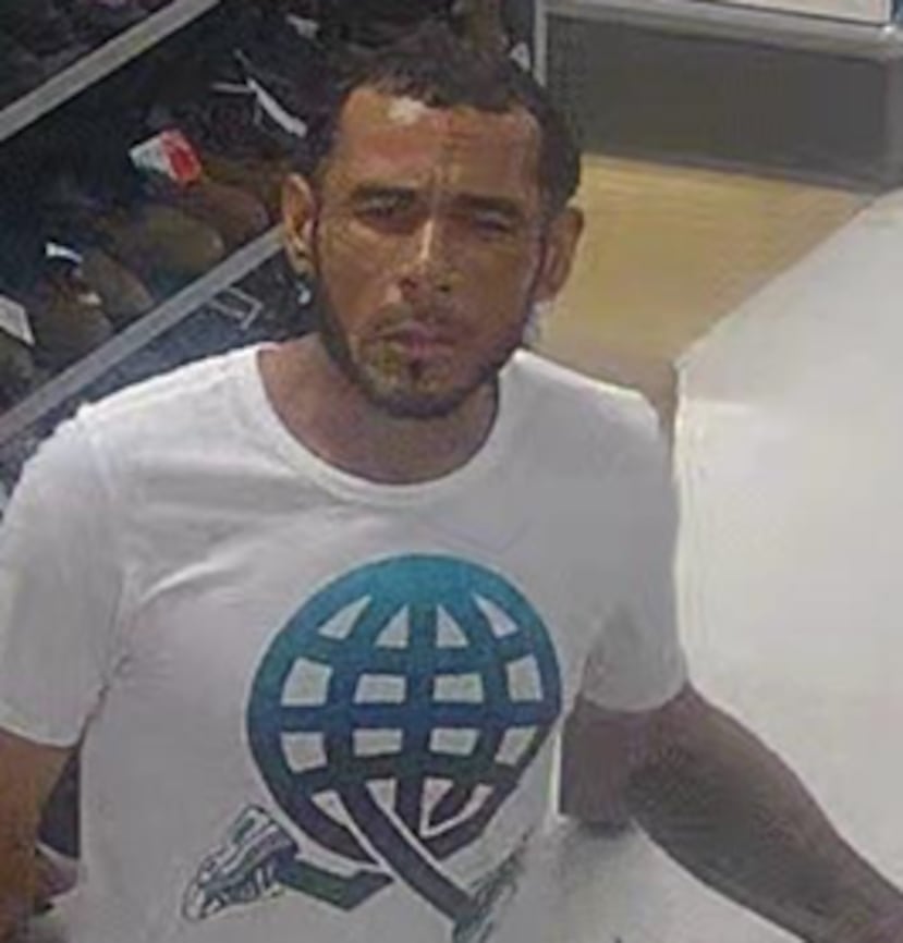 el individuo, entre los meses de enero de 2026 y el presente, ha mantenido un patrón de raterismo en la mencionada tienda, apropiándose de diferentes artículos.