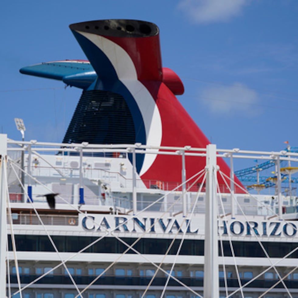 ARCHIVO - El crucero Carnival Horizon de Carnival Cruise Line aparece atracado en PortMiami, el 9 de abril de 2021, en Miami. (AP Photo/Wilfredo Lee, archivo)