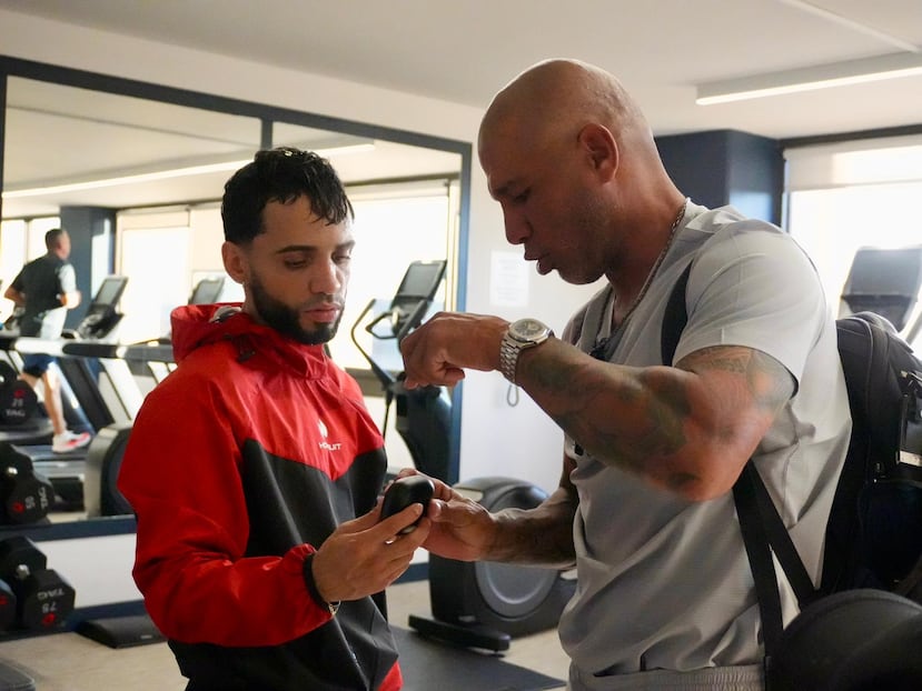 Oscar Collazo comparte un momento con el excampeón mundial y miembro del Salón de la Fama del Boxeo, Miguel Cotto.