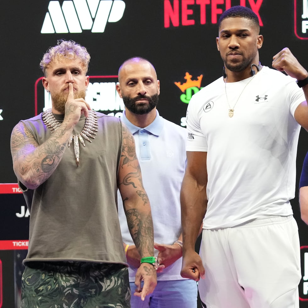 Jake Paul, izquierda, y Anthony Joshua, participaron el viernes en una conferencia de prensa.