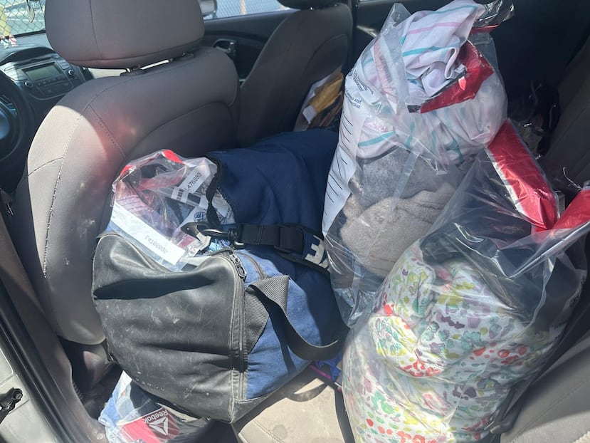 Equipaje con ropa, sábanas, zapatos y artículos de higiene personal de inmigrantes detenidos que fueron entregados a allegada de los detenidos.