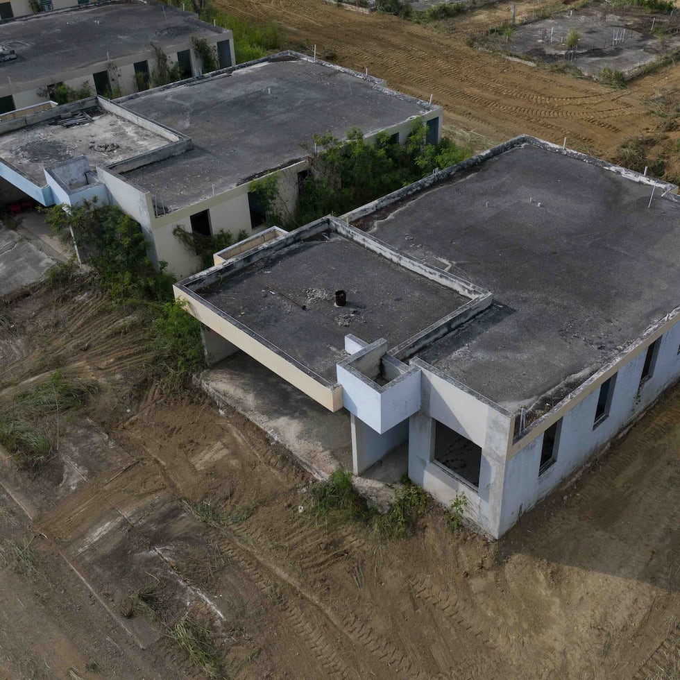 El CRIM ha puesto la mira en fincas y terrenos donde hay más de una estructura o vivienda, pero que no están registradas con la agencia. El director ejecutivo del CRIM, Javier García, indicó que la agencia se propopone cobrar impuestos a los dueños de las estructuras que estén enclavadas en una misma parcela y no estén registradas.