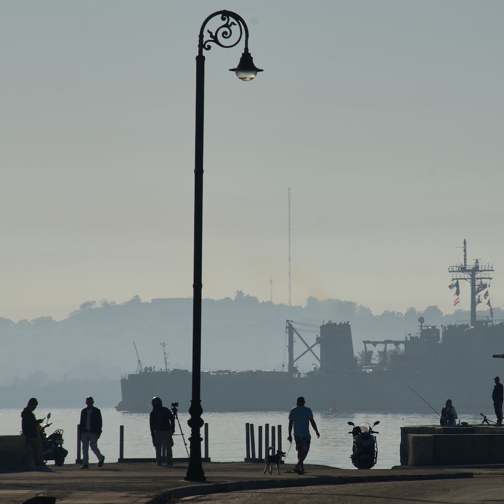El buque Papaloapan de la Armada de México llega a la bahía de La Habana, Cuba, el jueves 12 de febrero de 2026, con ayuda, según el gobierno mexicano.