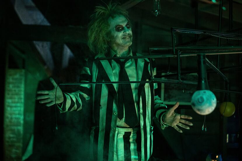 Michael Keaton protagoniza la película "Beetlejuice Beetlejuice", disponible ya en los cines. (Parisa Taghizadeh/Warner Bros. Pictures via AP)