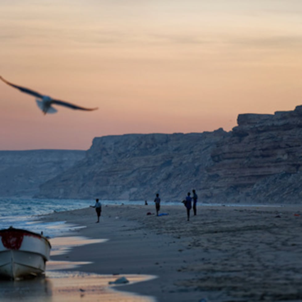 Atardecer en Eyl, Somalia. Pescadores faenan en la costa del Océano Índico.