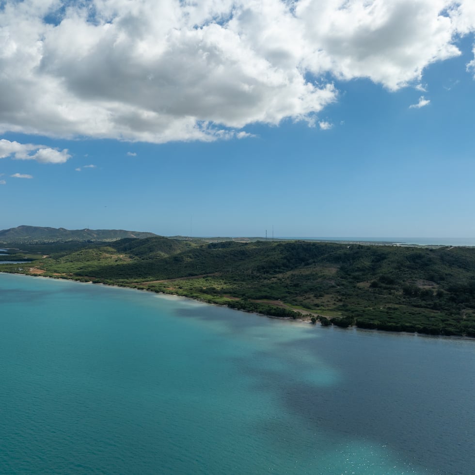 El megaproyecto turístico y residencial, impulsado por Reuben Brothers y Three Rules Capital, contempla unos 2,000 acres (2,059 cuerdas) de terreno e incluirá 500 habitaciones y suites de hoteles de lujo; 1,200 residencias privadas entre villas, casas y condominios, comercios, restaurantes, instalaciones deportivas, entre otras amenidades.