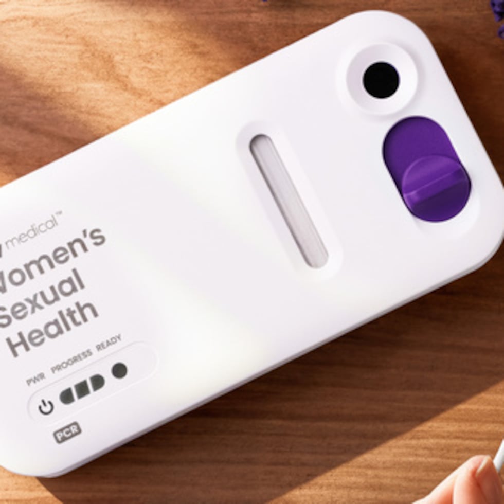 Esta foto facilitada por Visby Medical en enero de 2026 muestra su prueba tres en uno de gonorrea, clamidia y tricomoniasis para mujeres.