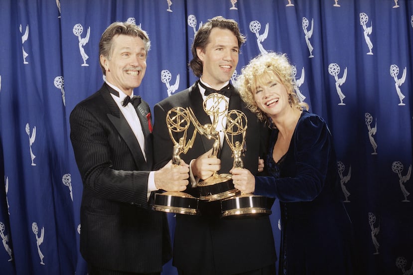 David E. Kelley, creador de "Picket Fences, junto a Tom Skerritt y Kathy Baker.
