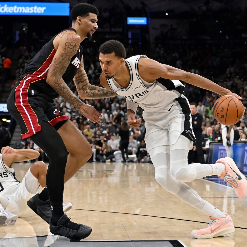 El pívot de los Spurs Víctor Wembanyama en acción contra el Heat de Miami el pasado jueves.
