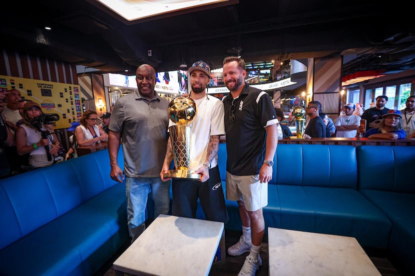 José Alvarado posa junto a los otros dos boricuas campeones de la NBA, Butch Lee y José Juan Barea.