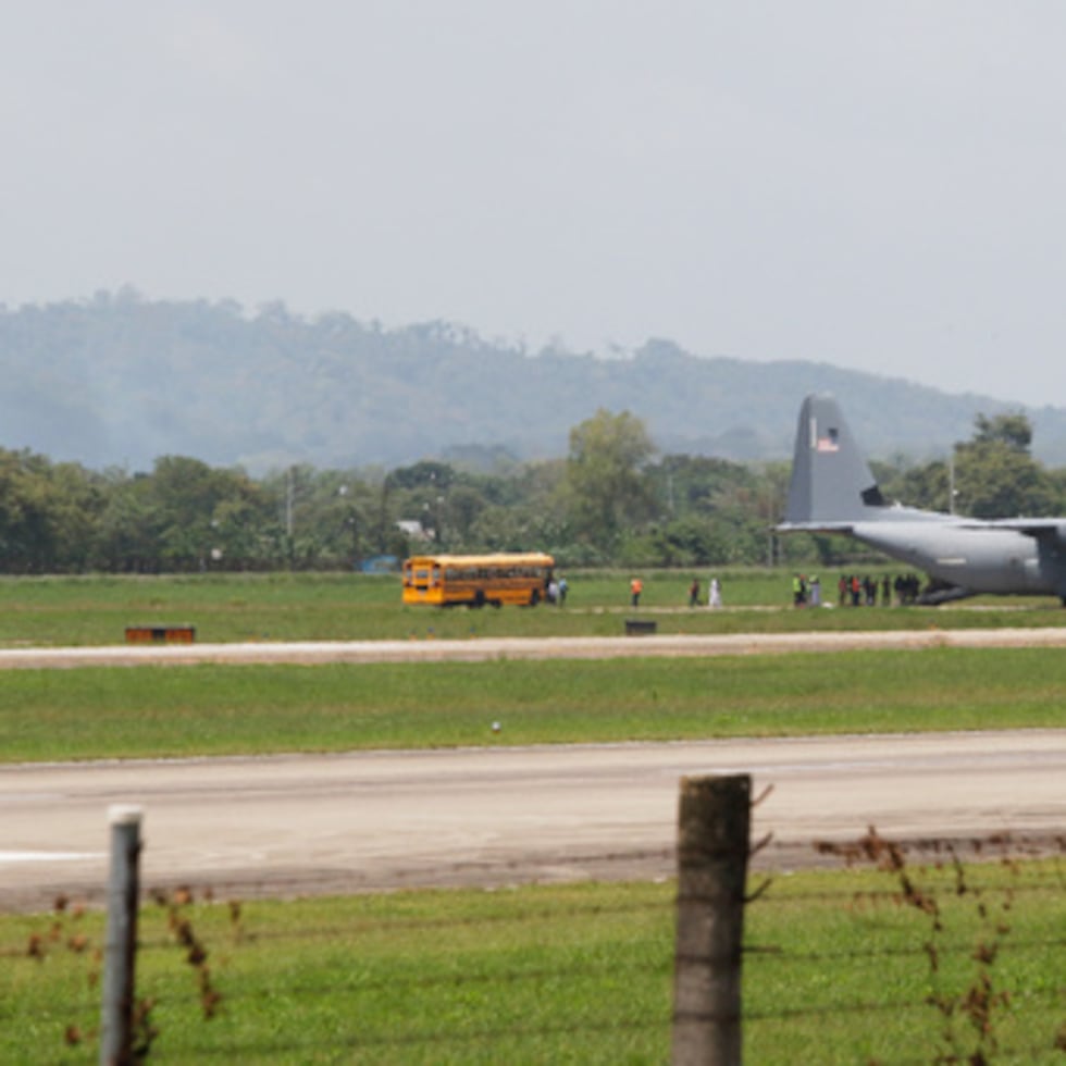 Los migrantes deportados de Estados Unidos se dirigen hacia un autobús que les espera tras aterrizar en el aeropuerto Ramón Villeda Morales de San Pedro Sula, Honduras, el jueves 20 de agosto.