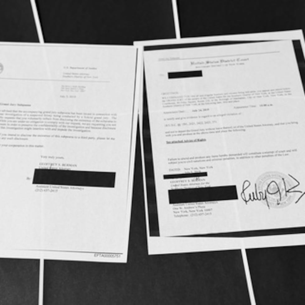 Páginas que muestran las citaciones del gran jurado de Nueva York que se emiten en la investigación de Jeffrey Epstein y Ghislaine Maxwell, luego páginas de redacciones que siguen, en este documento publicado por el Departamento de Justicia de EE.UU., son fotografiados, viernes, 19 de diciembre 2025, en Washington. (AP Photo/Jon Elswick)