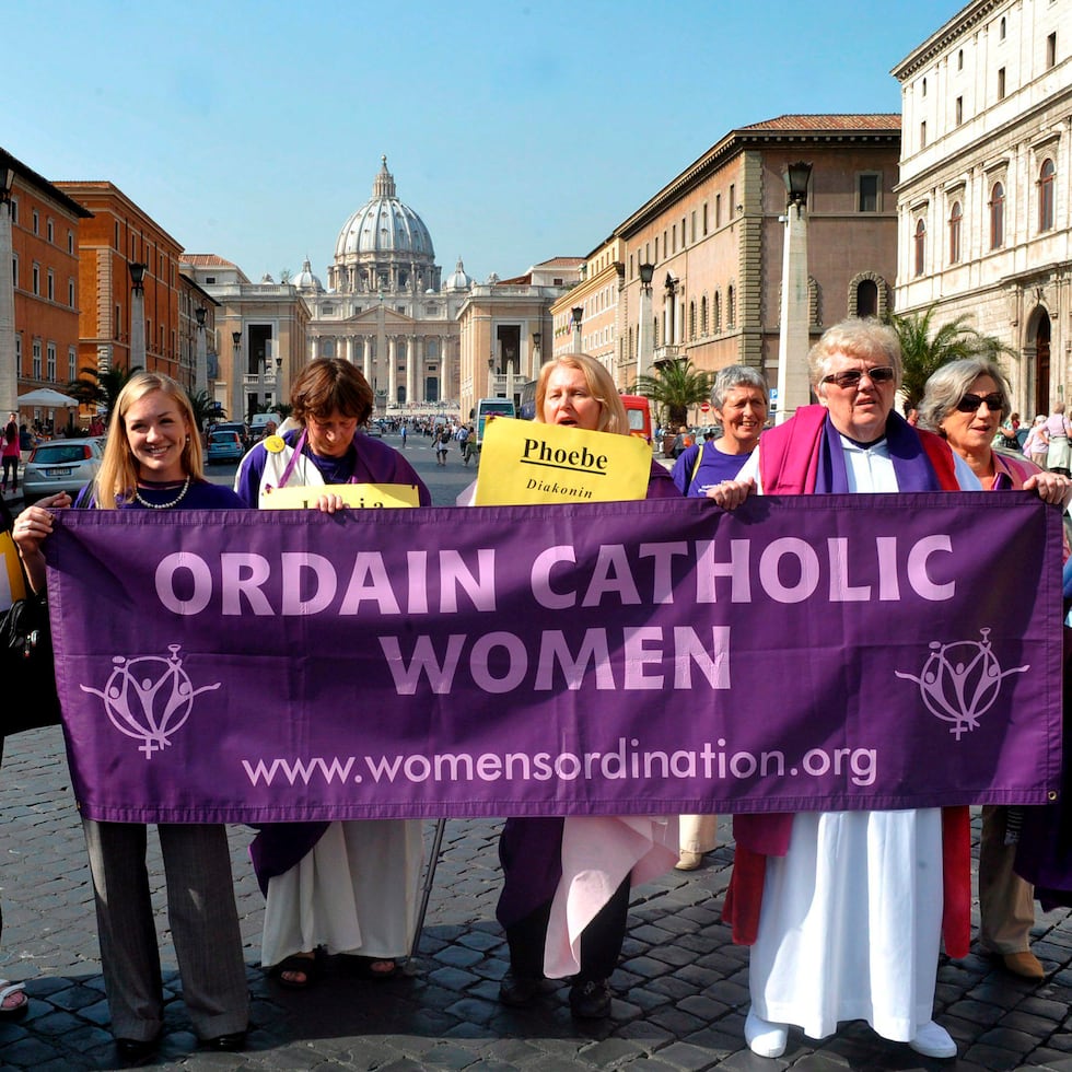 Foto de archivo con mujeres de varios movimientos religiosos participando en una protesta para pedir la ordenación de mujeres en la Iglesia Católica Romana, el 15 de octubre de 2008 en la Via della Conciliazione, Roma, cerca de El Vaticano.