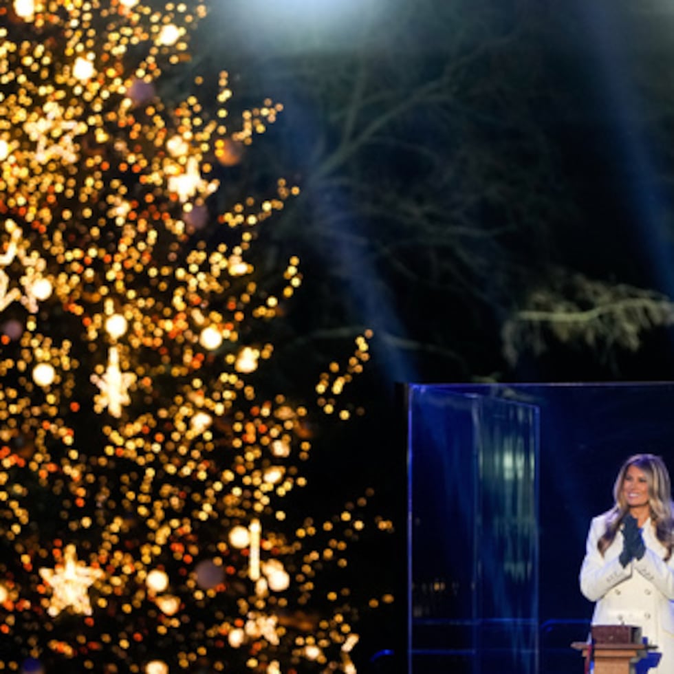 La primera dama Melania Trump aplaude tras encender el Árbol Nacional de Navidad en la Elipse, el jueves 4 de diciembre de 2025, cerca de la Casa Blanca en Washington. (AP Photo/Julia Demaree Nikhinson)