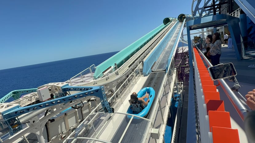 El Aqua Slide Coaster es una de las atracciones del barco Norwegian Aqua.