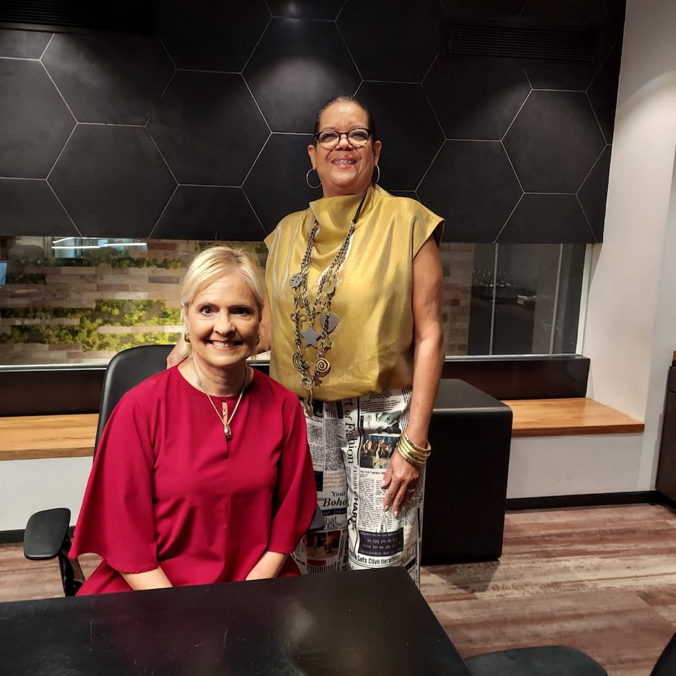 Muriel Lázaro (sentada), presidenta de la Asociación de Relacionistas Profesionales de Puerto Rico, y Pebbles Guadalupe, miembro de la Junta Reglamentadora de Relacionistas de Puerto Rico.