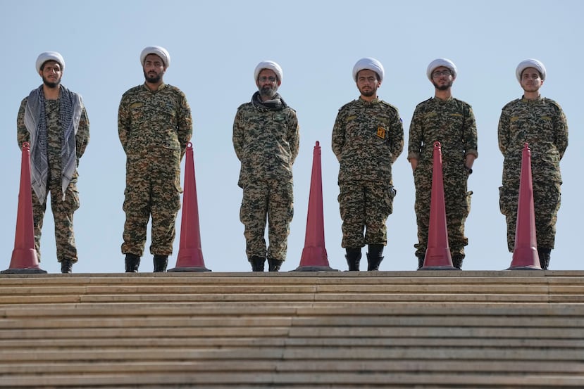 Clérigos con uniformes militares montan guardia en la Gran Mezquita Imán Jomeini Mosalla mientras se llevan a cabo los preparativos para las ceremonias fúnebres de varios días en honor del líder supremo iraní asesinado, el ayatolá Alí Jamenei, el viernes 3 de julio de 2026, en Teherán, Irán. (AP Foto/Vahid Salemi)