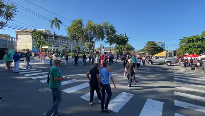 Así lucía el ambiente en la mañana del lunes donde diversos grupos se manifestaban contra el Plan de Ajuste de la Deuda.