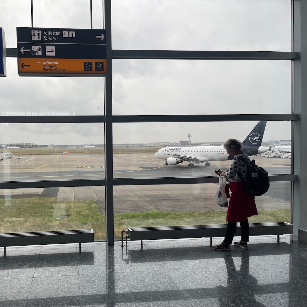 Busque en el website o descargue la aplicación de los aeropuertos que utilizará.