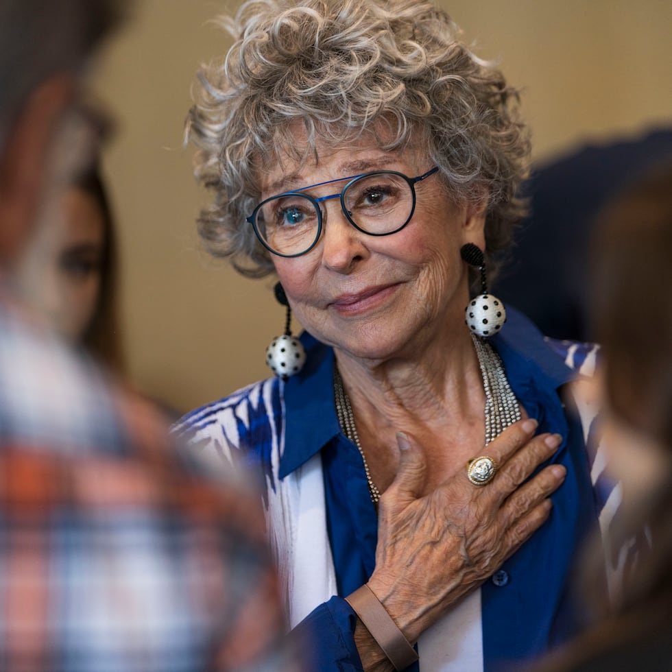 Rita Moreno ha ganado el Emmy, Grammy, Óscar y Tony, los premios que se conceden por la televisión, la música, el cine y el teatro, respectivamente.