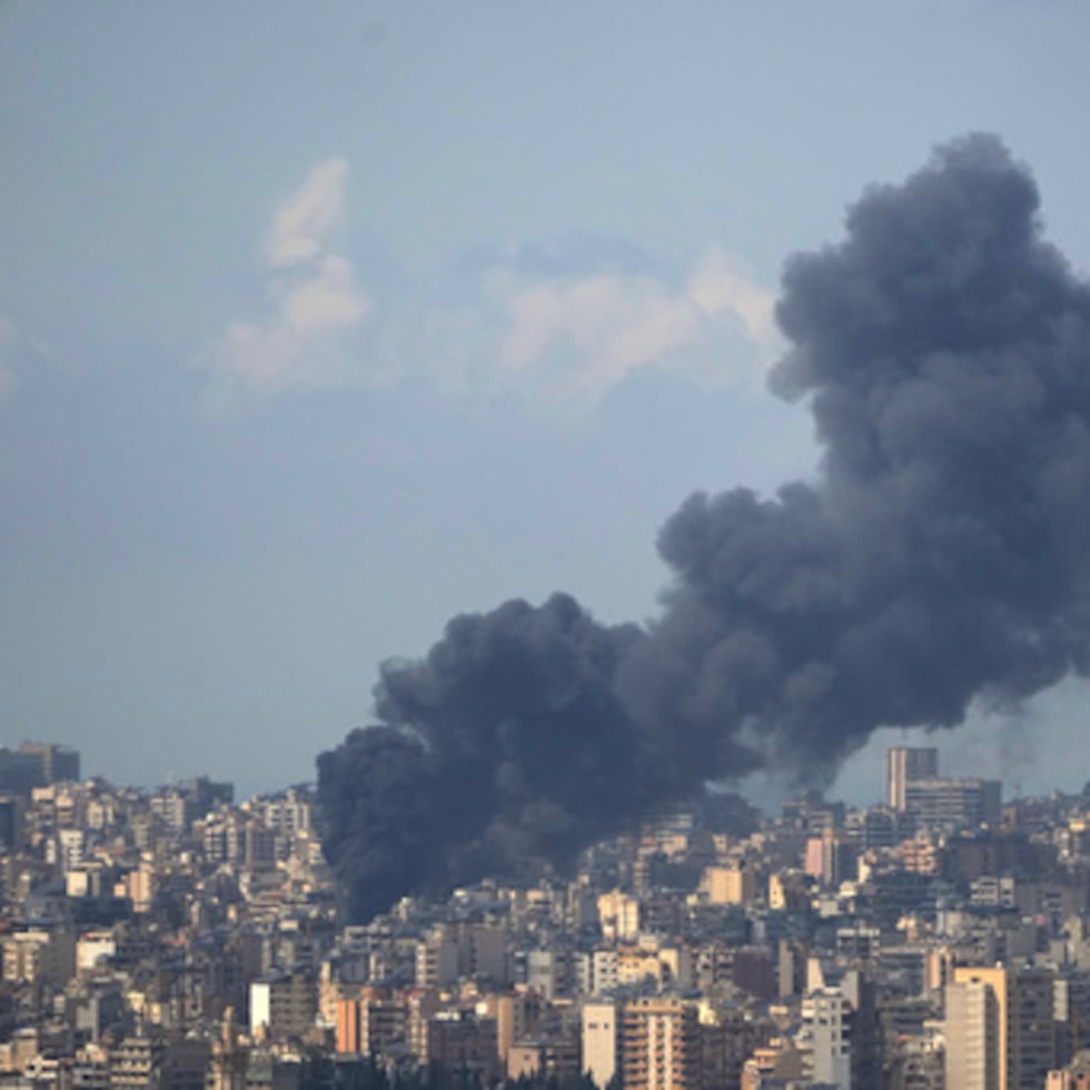 Humo se levanta tras un ataque aéreo israelí el miércoles contra un edificio en Beirut, Líbano.