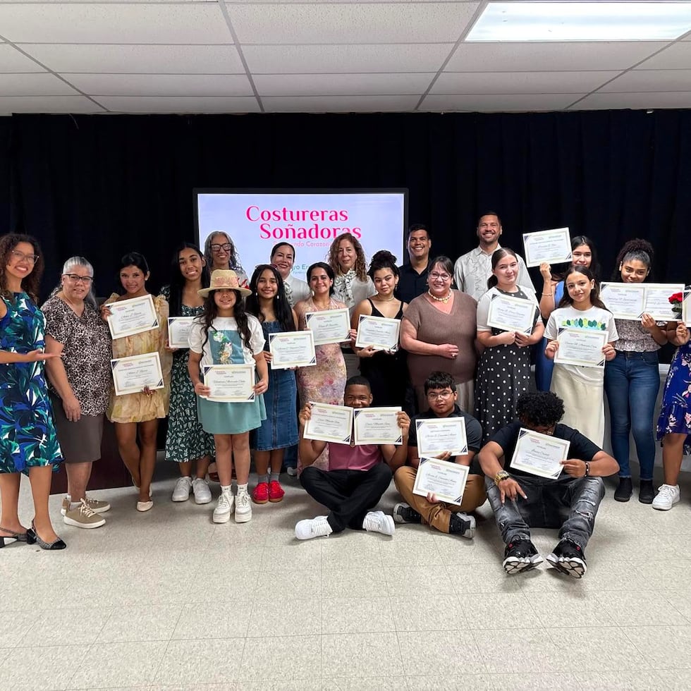El programa gratuito adiestra a estudiantes de bajos recursos sobre la costura con materiales reciclados. Esta edición, impactó a 15 jóvenes de Península de Cantera, en San Juan, entre las edades de 13 a 18 años.