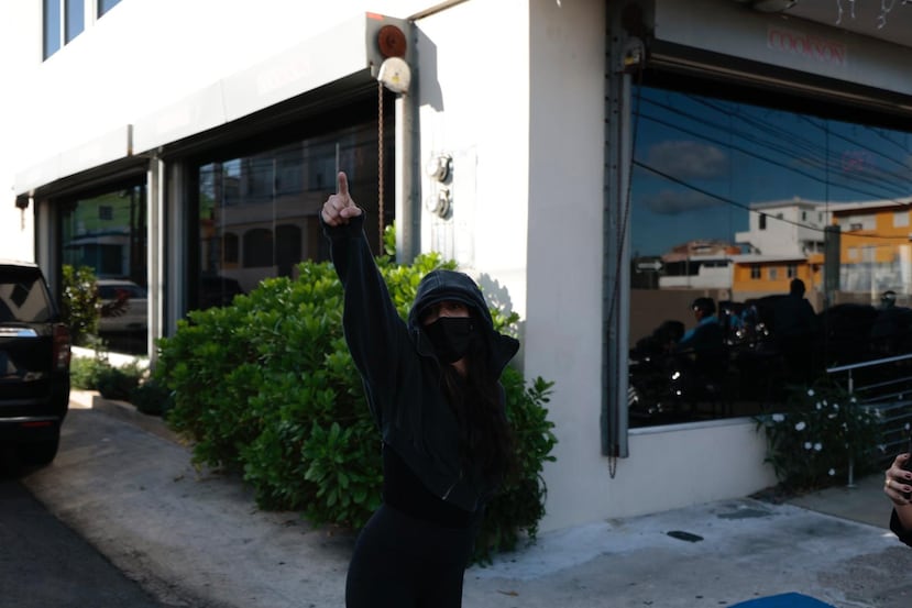 Manifestante al salir de la misa en la iglesia Santa Teresita.