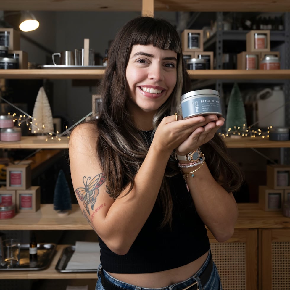 Upon returning to Puerto Rico and not finding work in her area of expertise, Karinna Nieves Méndez began to move around selling candles in artisan markets.
