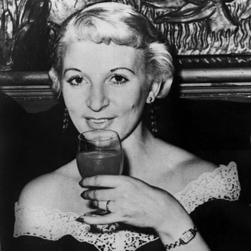La modelo Ruth Ellis, de cabello rubio platino, aparece en esta fotografía de 1955.