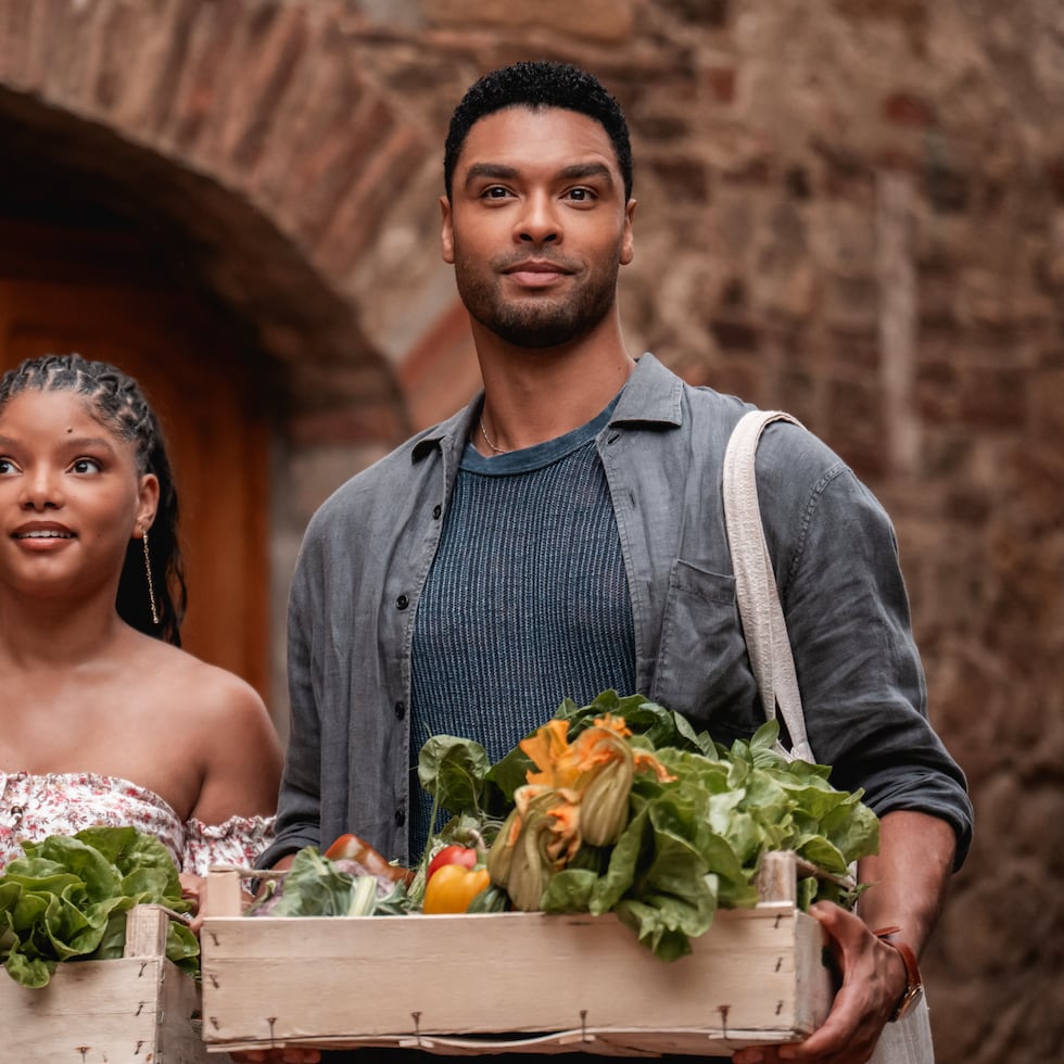 Halle Bailey y Regé-Jean Page en una escena de "You, Me & Tuscany." (Giulia Parmigiani/Universal Pictures via AP)