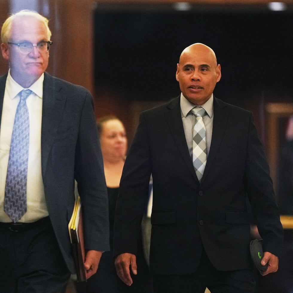 Christian Castro (der.) sale del tribunal con su abogado Daniel Gerdts, izquierda.