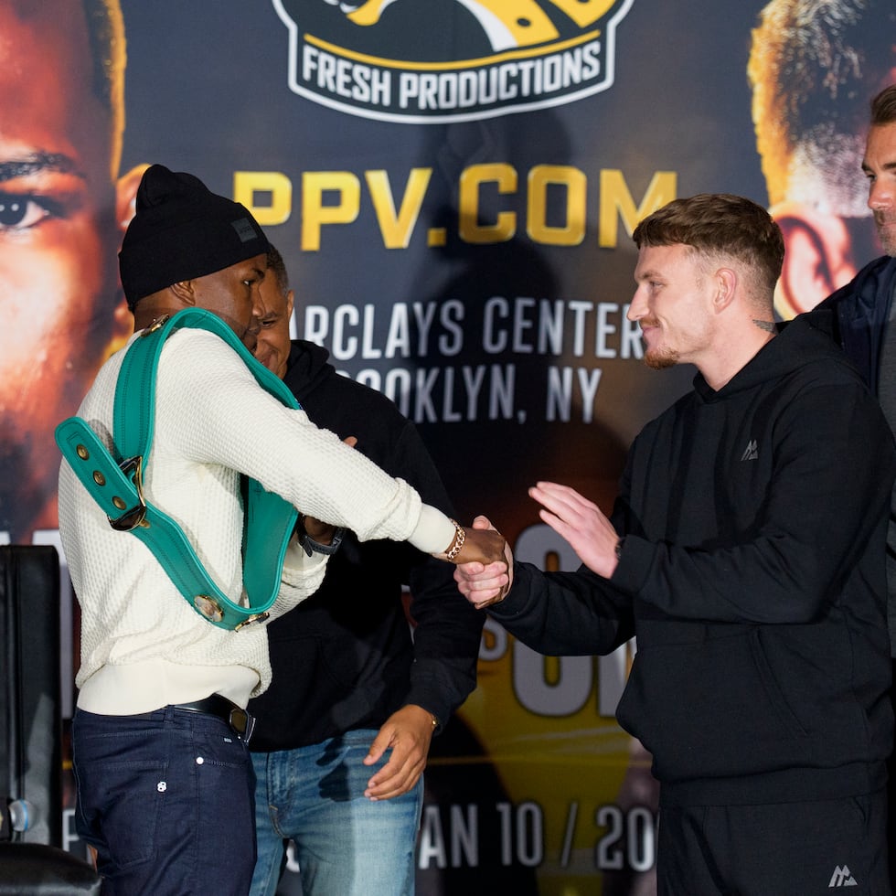 Subriel Matías y Dalton Smith se saludan durante la conferencia de prensa para anunciar su pelea del 10 de enero.