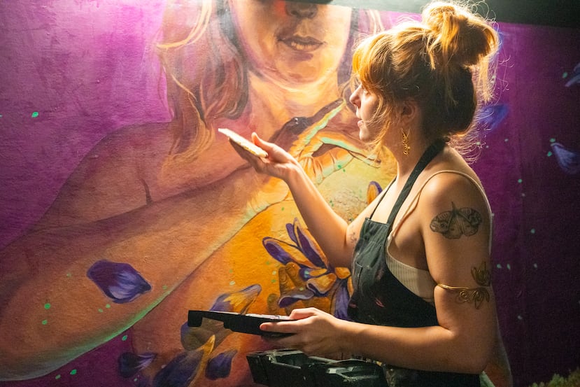 La artista Ana Carolina Rivera Arroyo, del Colectivo Moriviví, trabajó en el mural "El rincón", localizado en el interior del edificio Oasis Santurce.