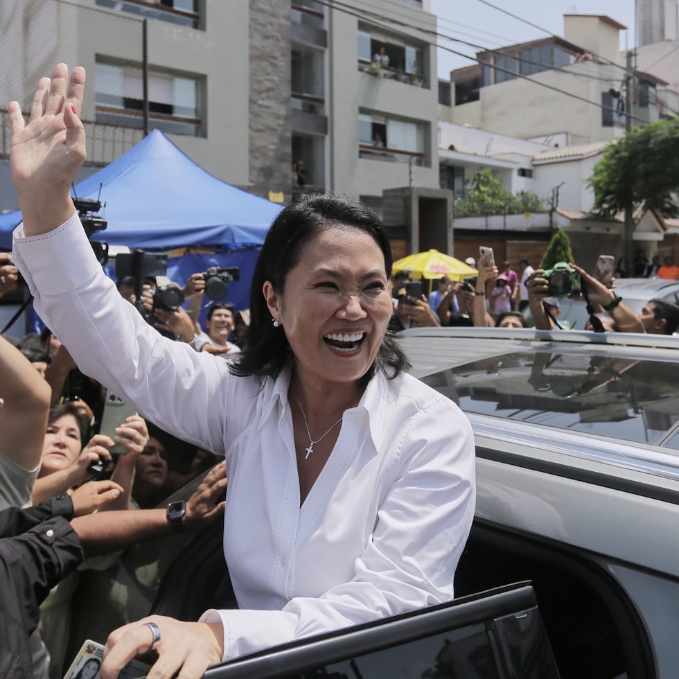 Keiko Fujimori, candidata presidencial del partido Fuerza Popular, saluda con la mano tras votar en las elecciones generales celebradas en Lima, Perú, el domingo 12 de abril de 2026.