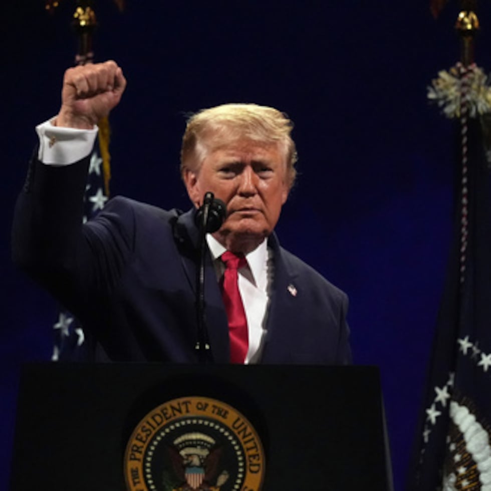 El presidente Donald Trump levanta el puño al concluir su discurso durante el acto "Homenaje a Estados Unidos", una celebración del Día de la Independencia.