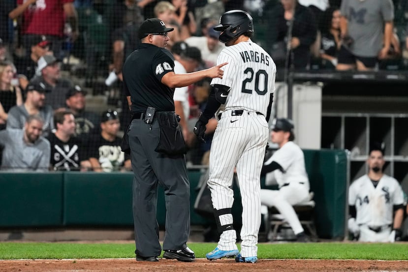 Miguel Vargas, de los White Sox parece conversar tranquilamente con el árbitro Roberto Ortiz, luego de ser ponchado sin tirarle en la novena entrada del partido ante los Pirates el 9 de septiembre.