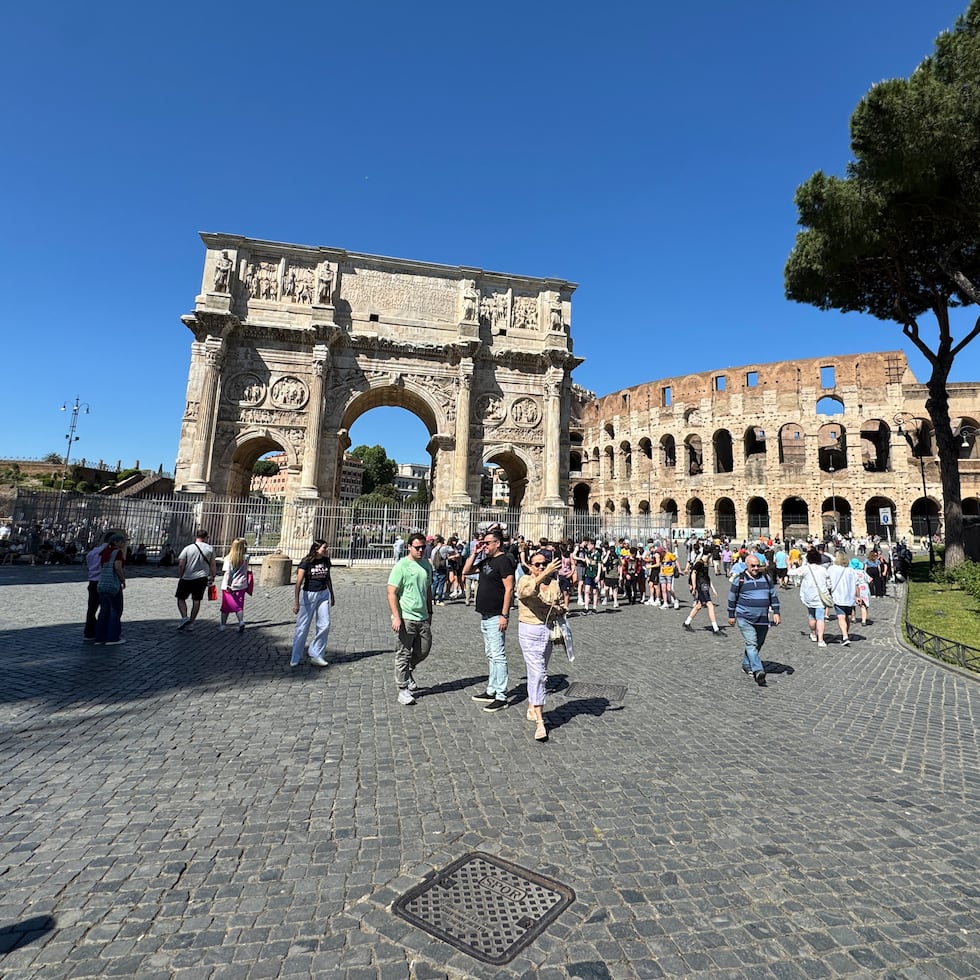 Varios turistas durante su visita a Roma.