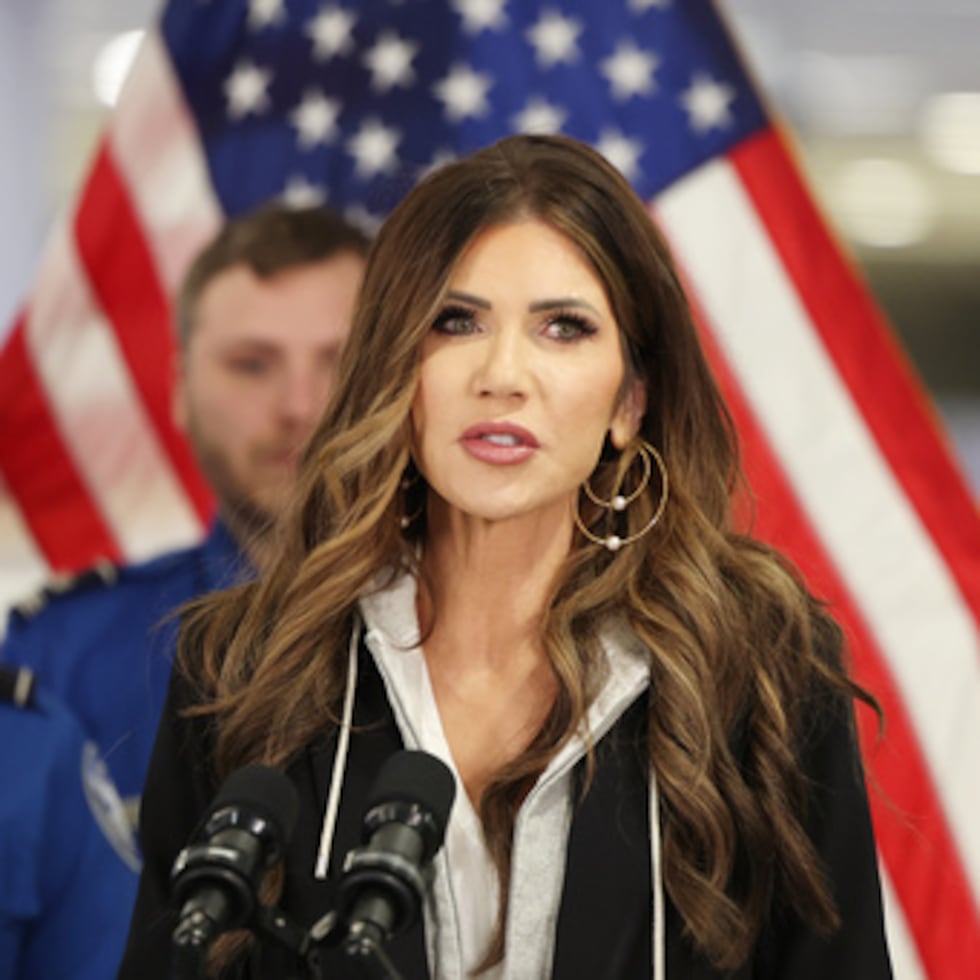 La Secretaria de Seguridad Nacional de Estados Unidos, Kristi Noem opinó que el enfermero Pretti era un “guerrillero urbano” en misión de “exterminio masivo de funcionarios federales. La funcionaria ha sido duramente criticada.