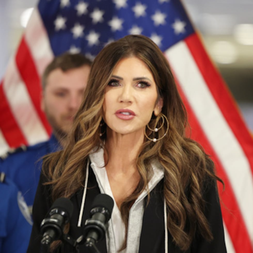 La Secretaria de Seguridad Nacional de EE.UU., Kristi Noem, habla en una rueda de prensa en el Aeropuerto Internacional Harry Reid, el sábado 22 de noviembre de 2025, en Las Vegas. (AP Photo/Ronda Churchill)