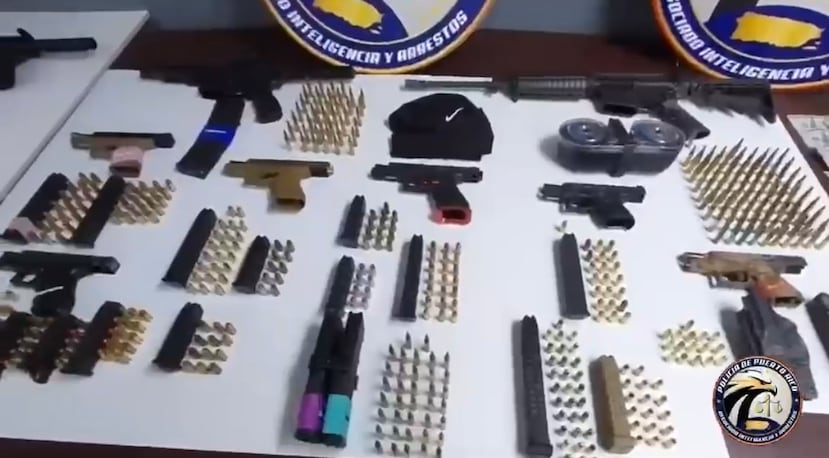 En total, las autoridades ocuparon nueve armas de fuego, 27 cargadores, más de 600 municiones, $457 en efectivo y cuatro teléfonos celulares.