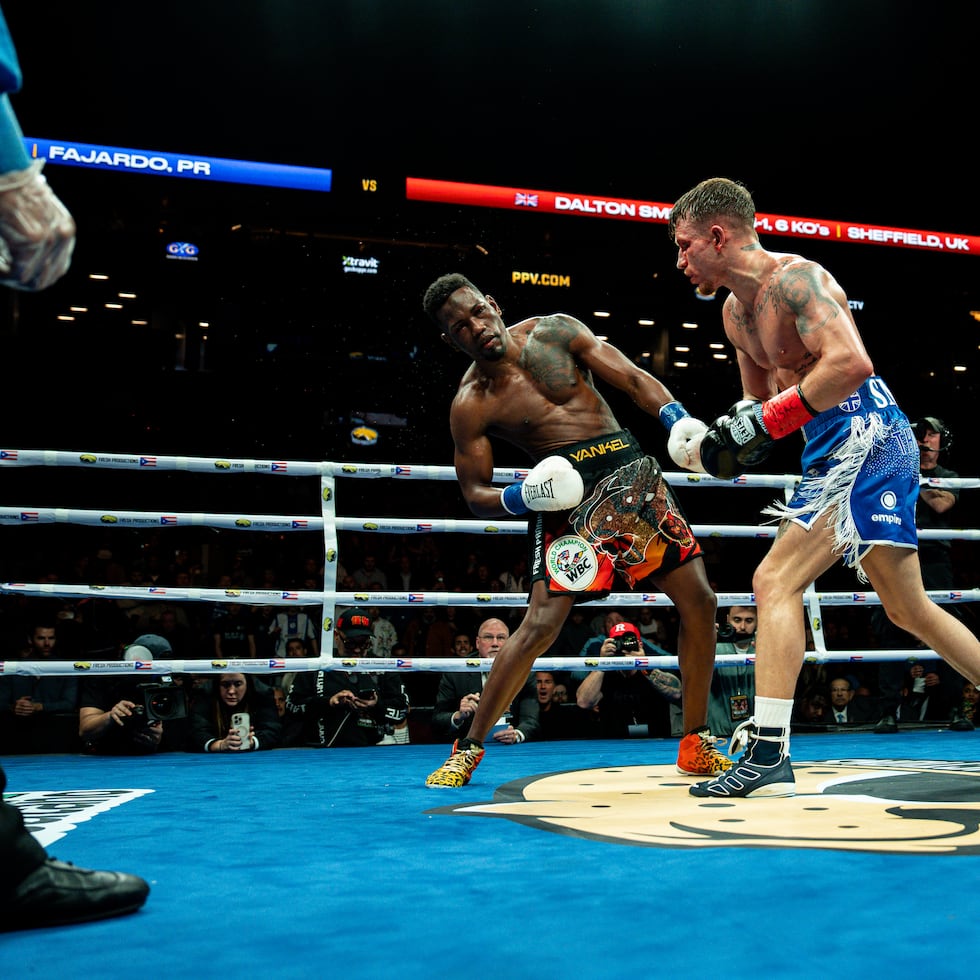 Subriel Matías va cayendo lentamente a la lona tras recibir el fulminante golpe.
