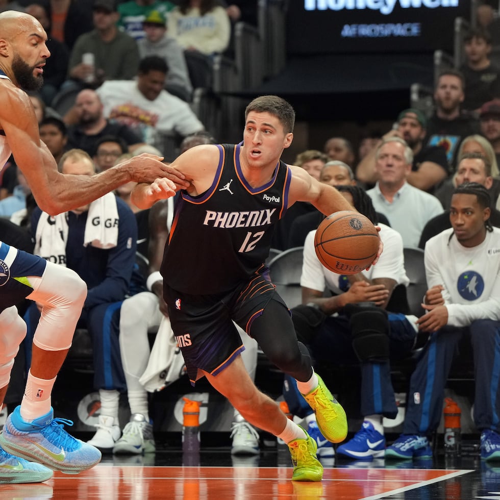 Collin Gillespie, armador de los Suns, inicia el movimiento con el balón para dejar atrás al centro de los Timberwolves, Rudy Gobert.
