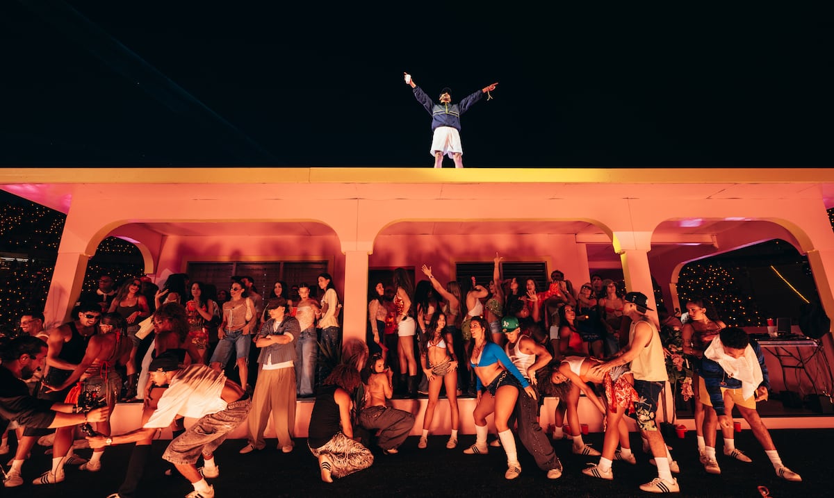 Boricua de 76 años radicado en Madrid se convierte en el "abuelito de la casita" de Bad Bunny