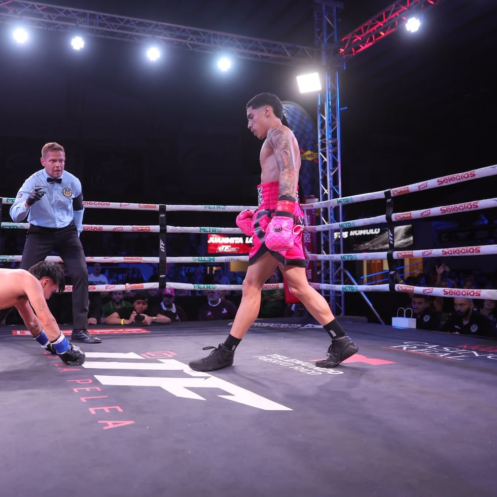 Juanmita López observa a su rival tendido en la lona durante el primer asalto del combate celebrado en la Cancha Roger Mendoza de Caguas.