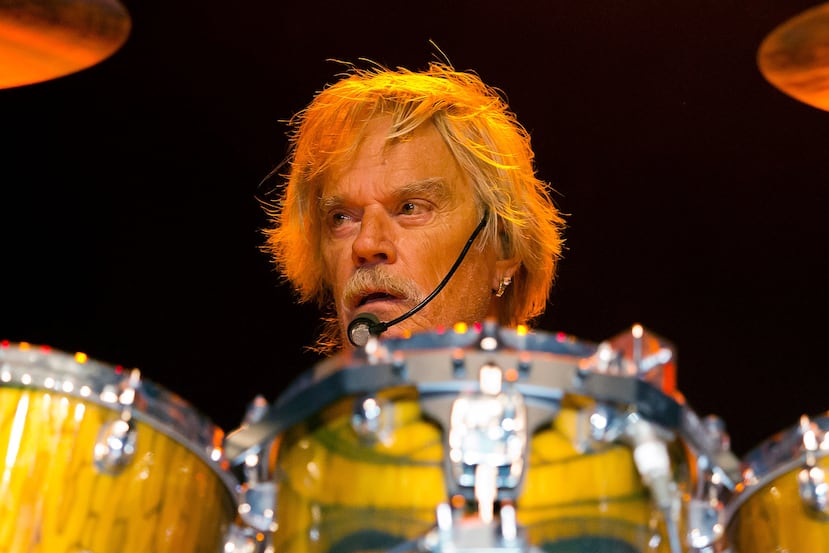 ARCHIVO - El baterista de ZZ Top, Frank Beard, actúa en Boston el 28 de agosto de 2016. (Foto de Winslow Townson/Invision/AP, Archivo)