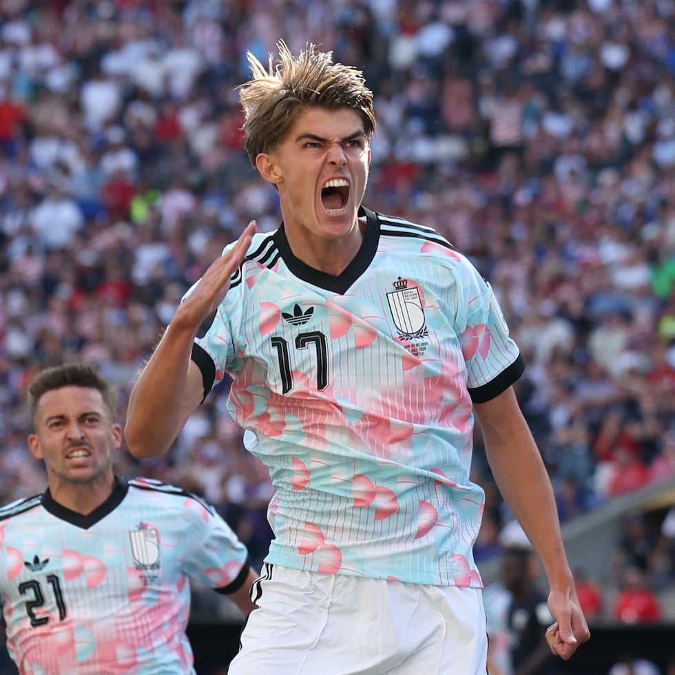 Charles De Ketelaere, de Bélgica, celebra tras abrir el marcador ante Estados Unidos en el duelo de octavos de final de la Copa del Mundo,.