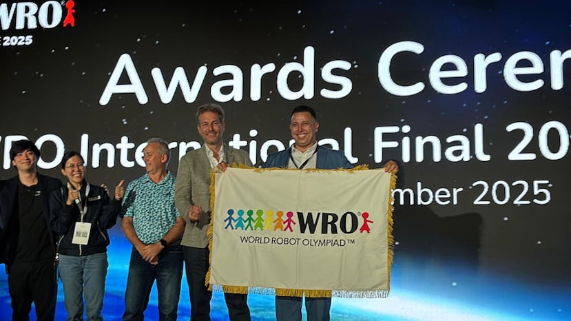 En primer plano, Claus Ditlev Christensen, secretario general de la WRO Association, y César Cabrera, principal oficial ejecutivo de Techno Inventors, celebran que Puerto Rico fue escogido como sede de la Final Internacional de la Olimpiada Mundial de Robótica 2026.