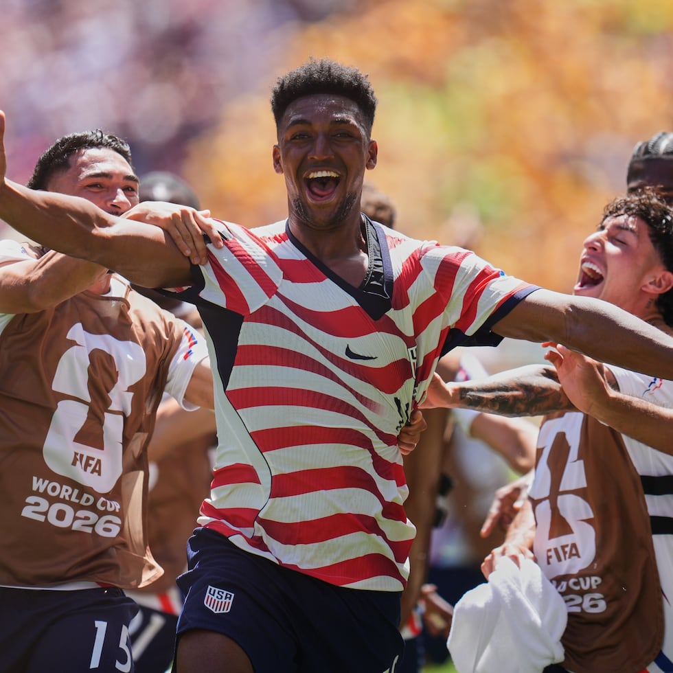 Alex Freeman celebra tras anotar el segundo gol de Estados Unidos contra Australia en el Mundial.
